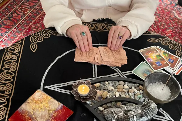 Caterina Storti durante una Stesa di Tarocchi Caterina Storti durante una Stesa di Tarocchi